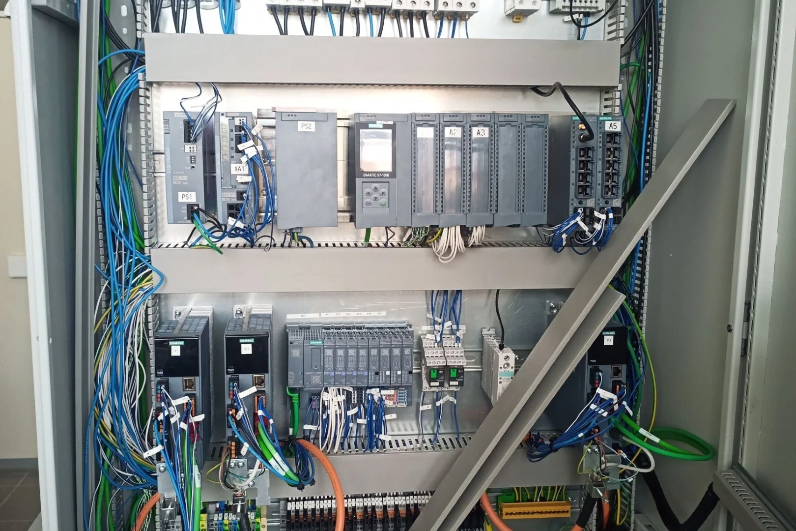 Električar pri delu na novogradnji